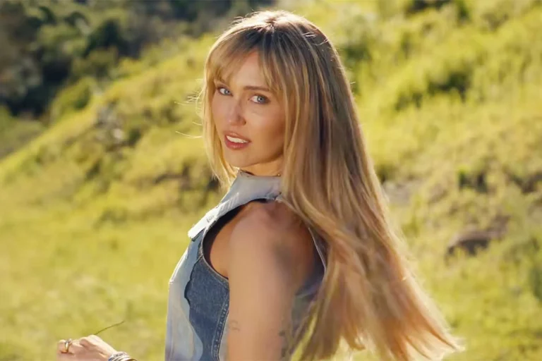 Miley-Cyrus-2-032726-87272706362647a292925a0af831093e