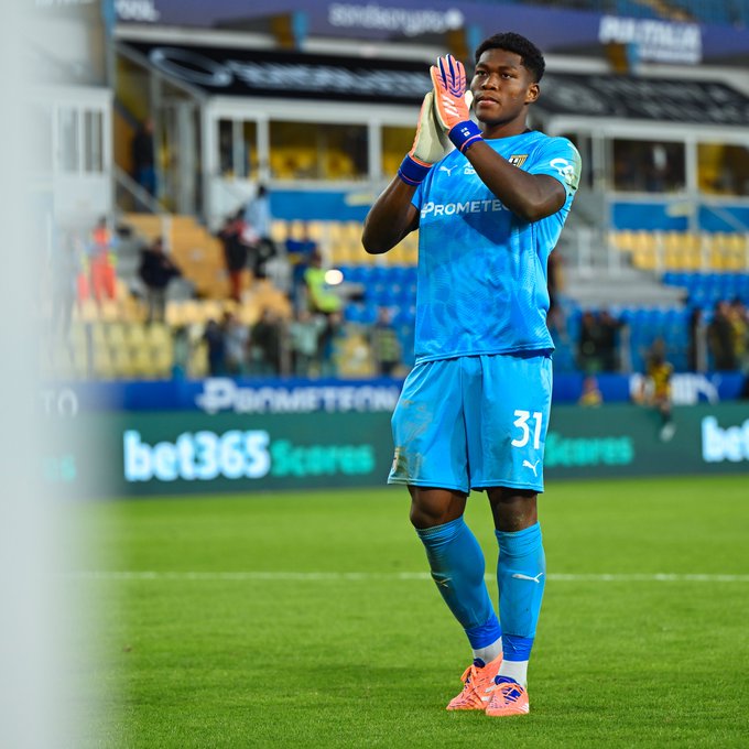 PSG Moves Quickly to Sign Parma's Rising Star Keeper Zion Suzuki